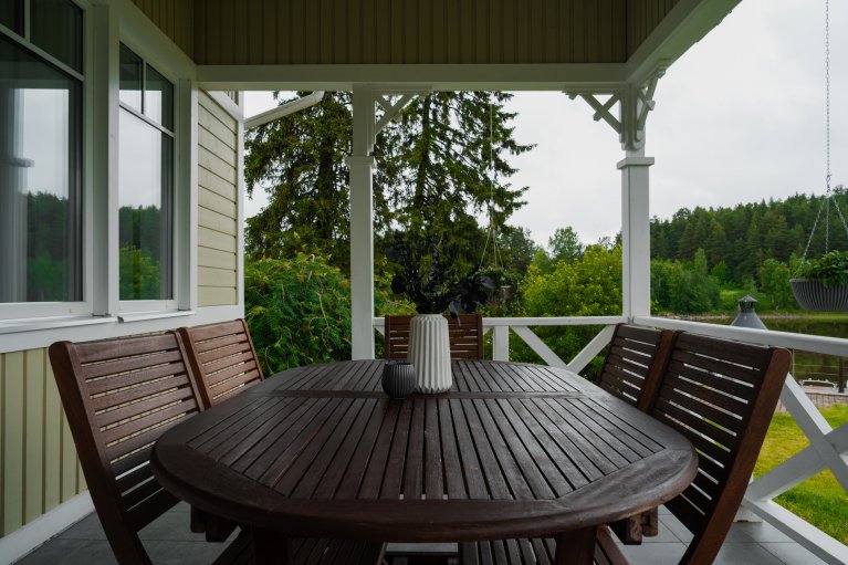 Shoreline cottage with sauna